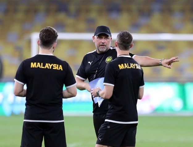 hlv-doi-malaysia-do-loi-fam-vu-nhap-tich-sai-quy-dinh-bi-fifa-trung-phat