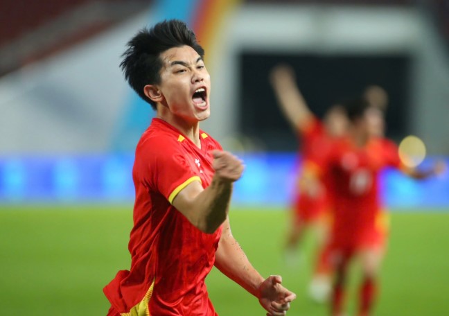 hanh-dong-dep-cua-dinh-bac-dau-gia-ao-dau-xay-cau-cho-nguoi-dan-kho-khan